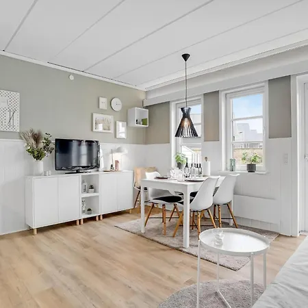 25 Apartment *