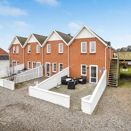 25 Apartment *